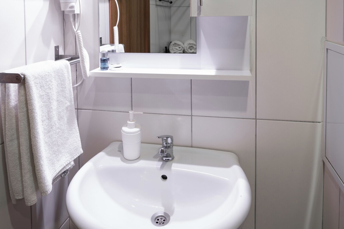 Banyo | Duş, geniş duş başlığı, ücretsiz banyo/kozmetik ürünleri 