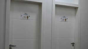 Two doors labeled 'WC Masculino' and 'WC Femenino' with a SUMARE logo. - Sumare Hotel (Florianópolis)