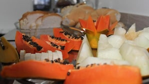 A variety of fruits and pastries on a tray. - Sumare Hotel (Florianópolis)
