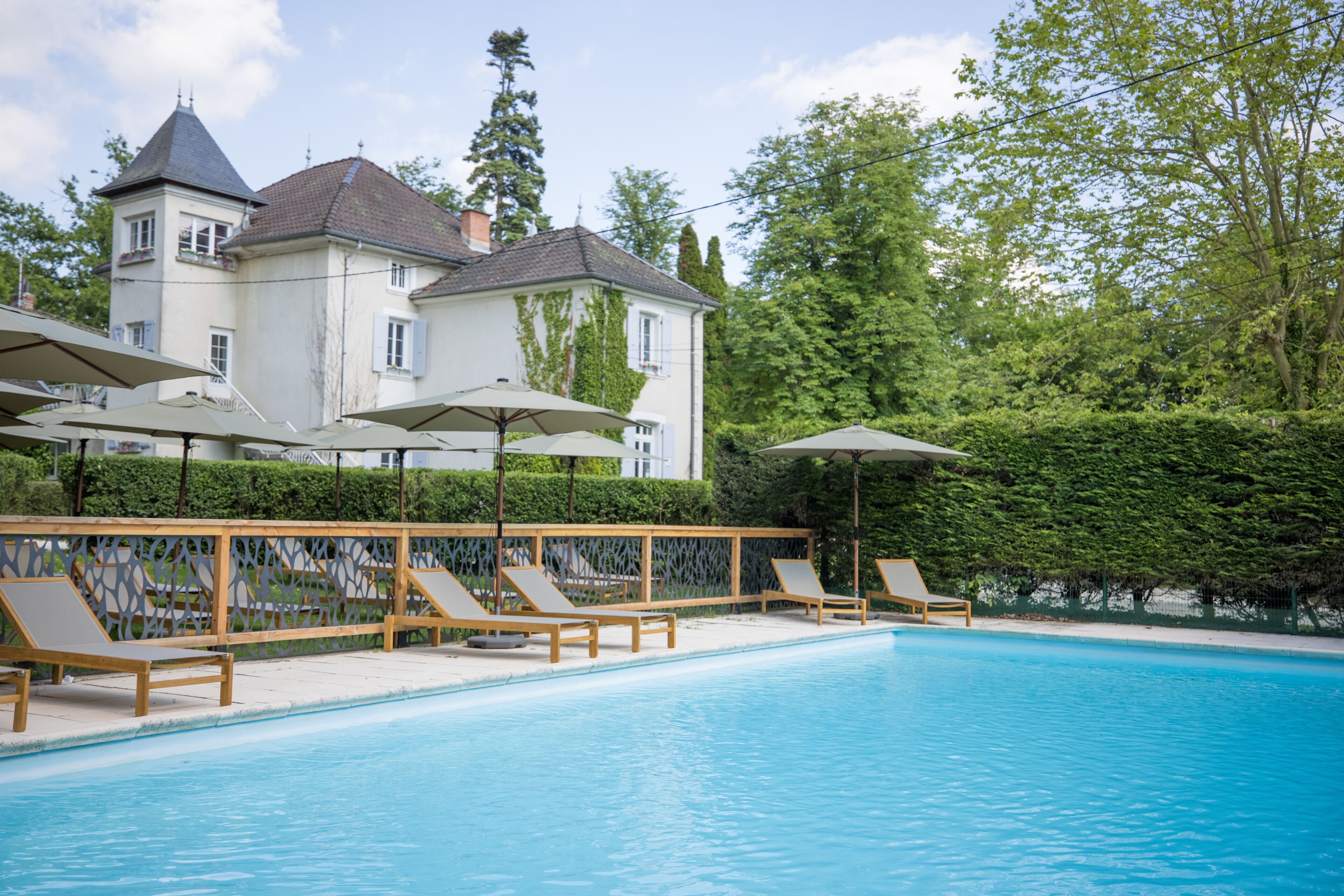 Seasonal outdoor pool, open 8:00 AM to 8:00 PM, pool umbrellas