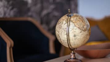 Un globo terráqueo sobre un atril de madera.