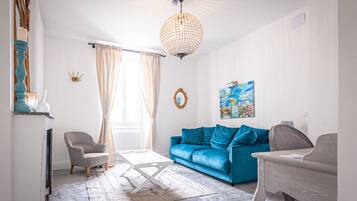 Romantic Suite, 1 Bedroom | Living area | Flat-screen TV