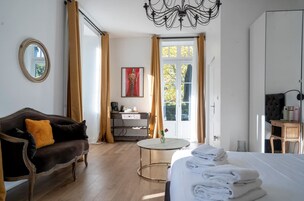 Una habitación de hotel con cama, sofá, escritorio y silla.
