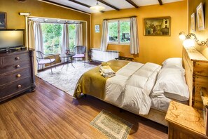 Sengetøy av topp kvalitet, dundyner, minibar og safe på rommet