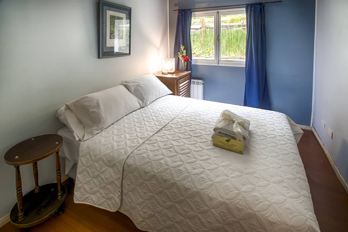 Ropa de cama de alta calidad, cubrecamas y minibar