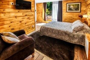 Premium bedding, down comforters, minibar, in-room safe