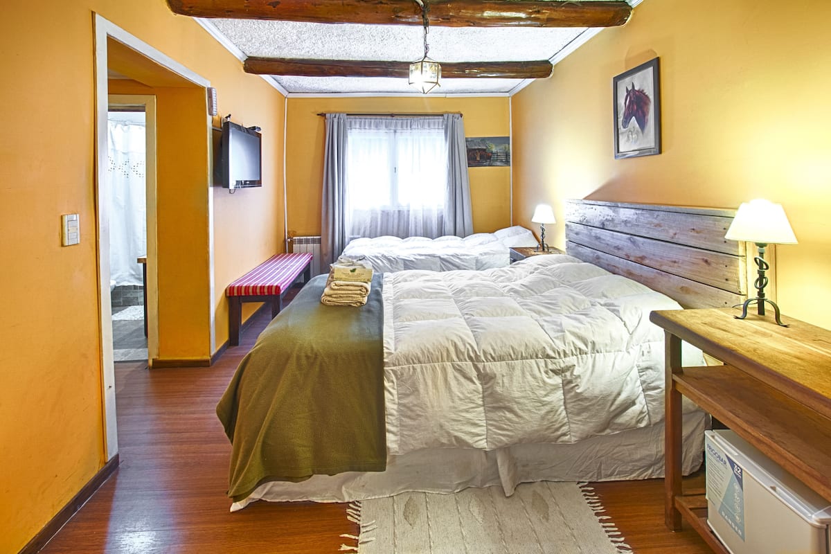 Seprai premium, selimut bulu angsa, minibar, dan brankas