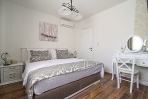 家庭套房, 池畔 | 羽絨被、房內夾萬、書桌、遮光窗簾/窗簾