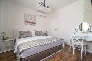 Family Suite, Poolside | Down comforters, in-room safe, desk, blackout drapes