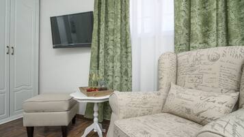 Familien-Suite, Poolseite | Wohnzimmer | 80-Zoll-Flachbildfernseher mit Satellitenempfang, Fernseher, Netflix