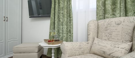 家庭套房, 池畔 | 客廳 | 80 吋平面電視連衛星電視頻道、電視、Netflix