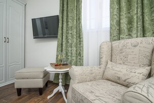 Family Suite, Poolside | Living room | 80-inch flat-screen TV with satellite channels, TV, Netflix