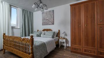 Familien-Suite, Poolseite | Daunenbettdecken, Zimmersafe, Schreibtisch, Verdunkelungsvorhänge