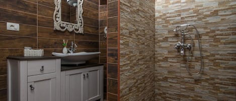 Regadera, amenidades de baño gratuitas, secadora de cabello, toallas
