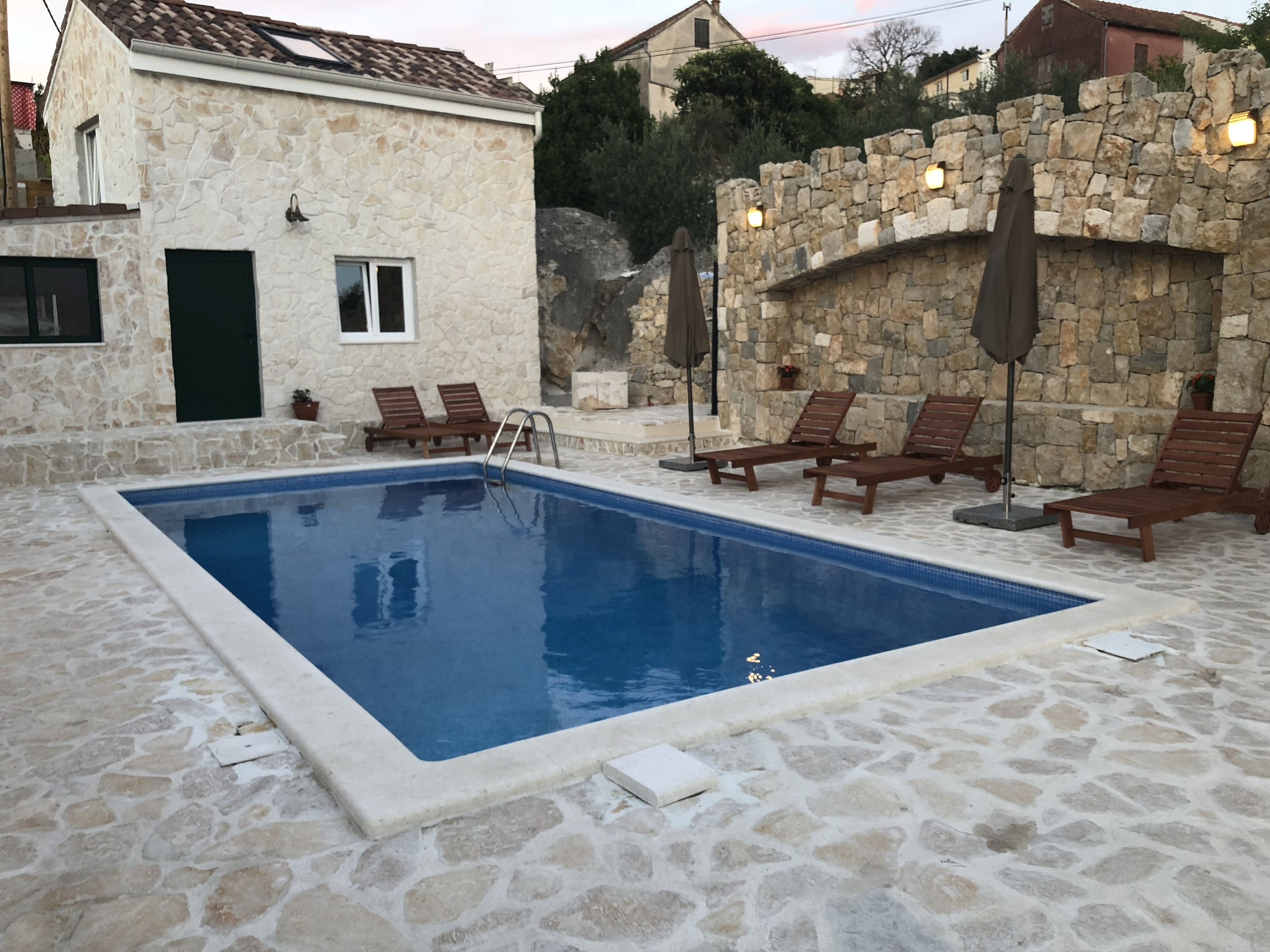 Außenpool (je nach Saison geöffnet), Sonnenschirme, Liegestühle