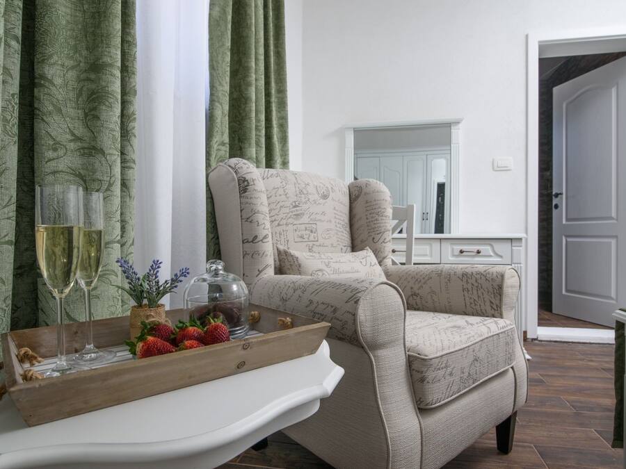 Familiesuite, ved basseng | Spiseområde på rommet