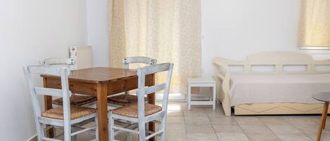 FamiljelÀgenhet - 2 sovrum | Vardagsrum | 20-tums platt-tv med digitalkanaler och tv