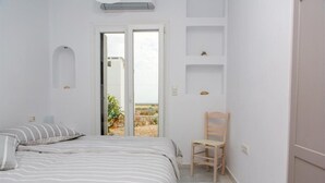 Hypo-allergenic bedding available, in-room safe, soundproofing - Depis Sea Side Villas (Naxos)