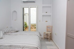 Ropa de cama hipoalergénica y caja de seguridad en la habitación 