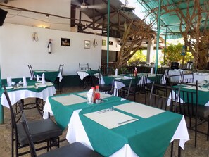 Se sirven desayunos, almuerzos y cenas; cocina local e internacional