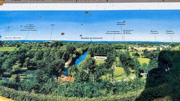A coastal landscape with a river, forested areas, and labeled locations such as 'Chevrier (hameau)', 'Aire de loisirs des bords de Dronne', and 'Meridien de Greenwich'.