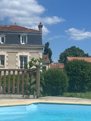 Una casa grande con una piscina al frente.