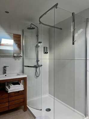 Classic Double Room (N°3 Black and white) | Bathroom - Les Tuileries de Chanteloup (La Roche-Chalais)