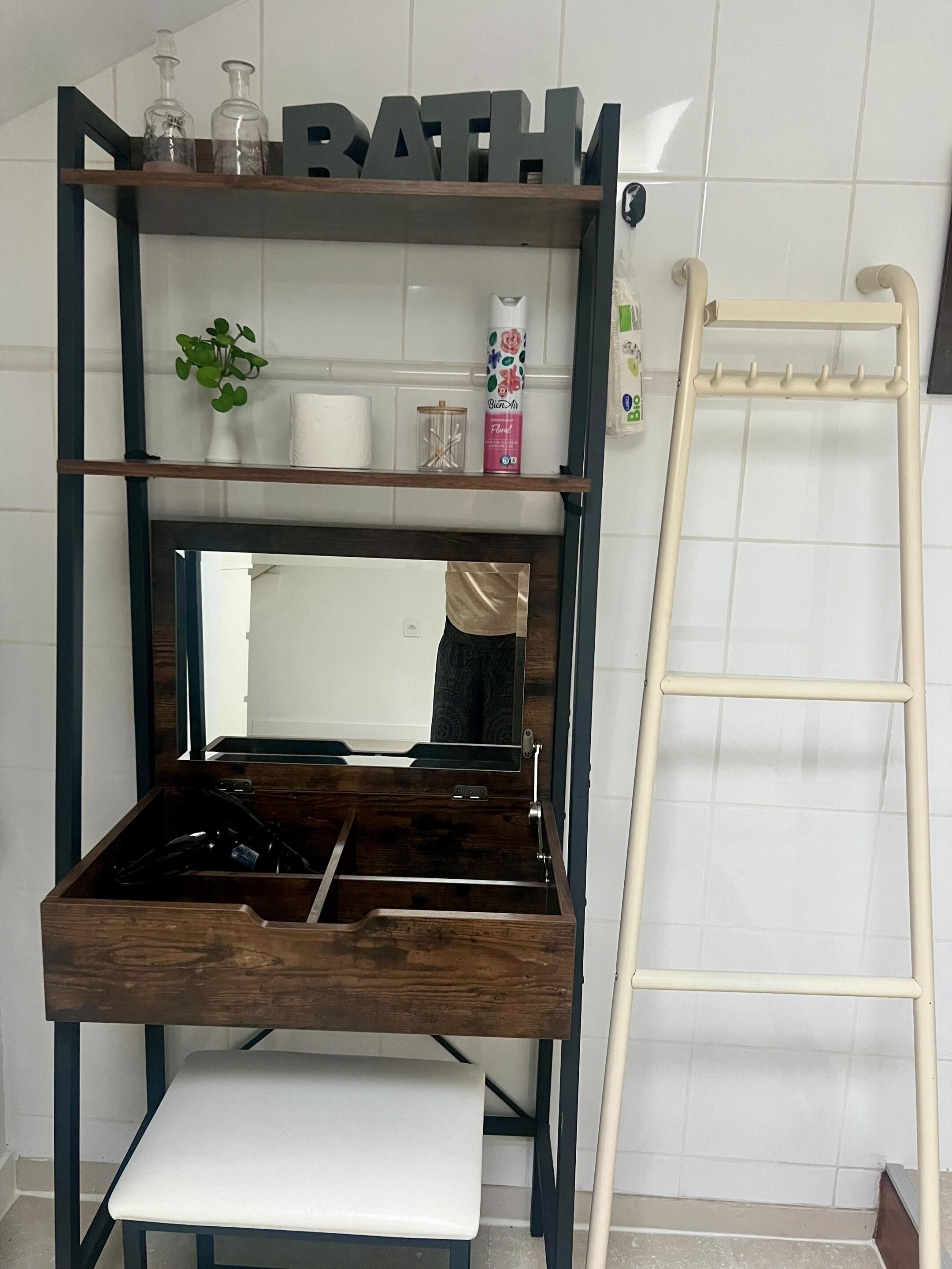 Un estante de madera con un espejo, un lavabo y una escalera.