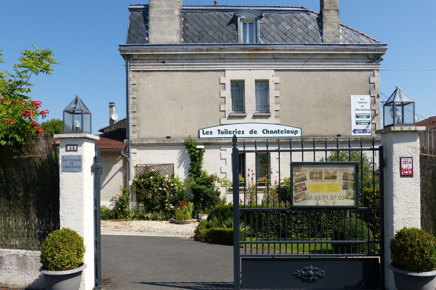 Un edificio con un cartel que dice 'Les Tuilleries de Chanteloup'.