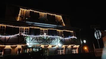 Voorkant accommodatie - avond/nacht