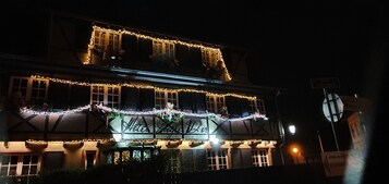 Konaklama yerinin ön cephesi - akşam/gece