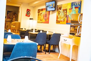 Tägliches Frühstücksbuffet (15 EUR pro Person)