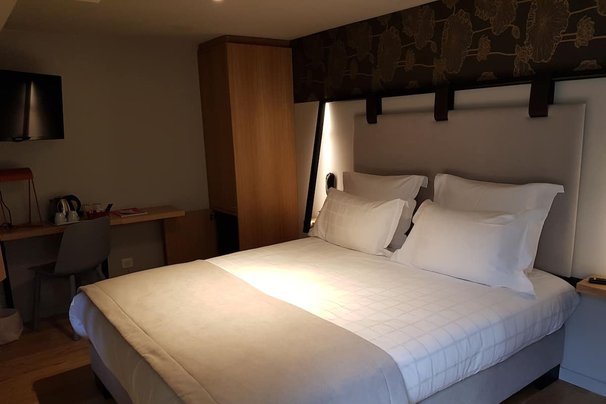 Economy-Doppelzimmer, 1 Queen-Bett | Hochwertige Bettwaren, Minibar, Zimmersafe, Schreibtisch