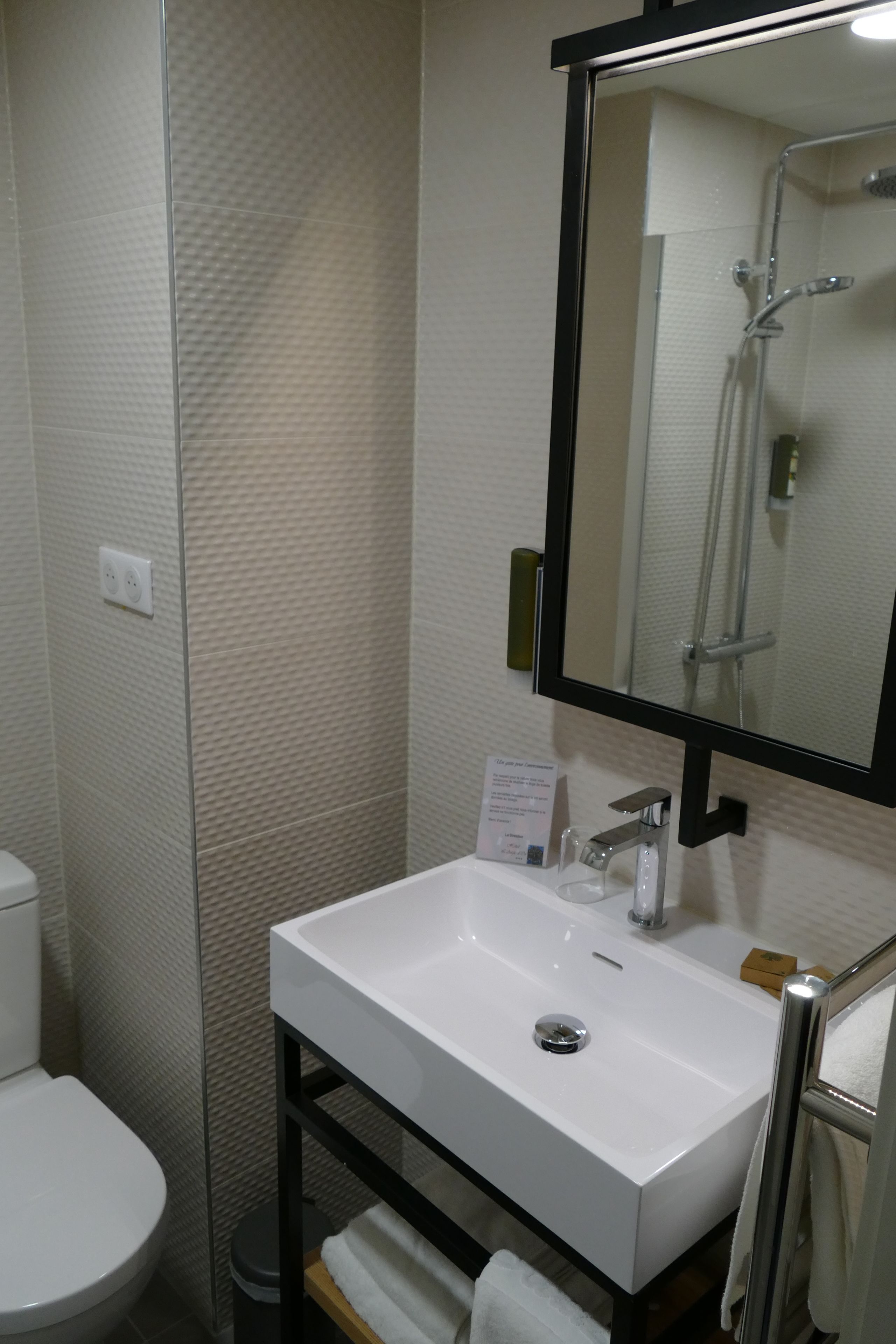comfort single room | bathroom | rainfall showerhead, free toiletries, hair dryer, towels