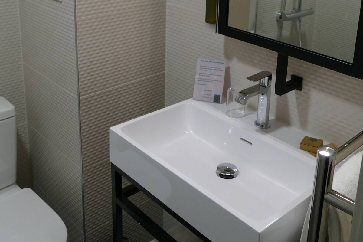 comfort single room | bathroom | rainfall showerhead, free toiletries, hair dryer, towels