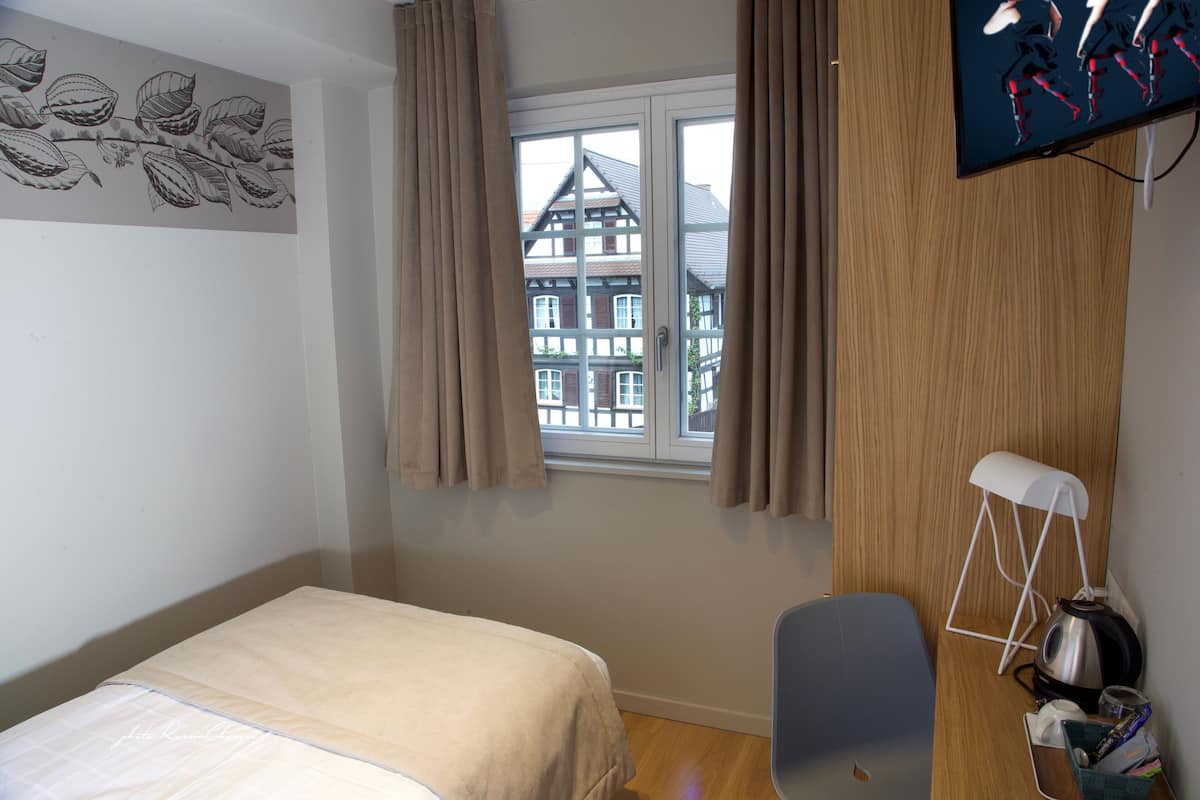 Habitación individual Confort | Ropa de cama de alta calidad y minibar