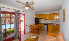 Fridge, microwave, stovetop, cookware/dishes/utensils - Bungalows Castillo Club Lake (Antigua)