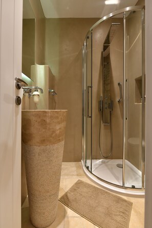 Dúplex, 3 habitaciones, vista al mar (Dimitra) | Baño | Regadera, amenidades de baño de diseñador, secadora de cabello, batas 