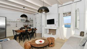 Dúplex, 4 habitaciones, vistas al mar (Angelica) | Zona de estar | Una televisión LED