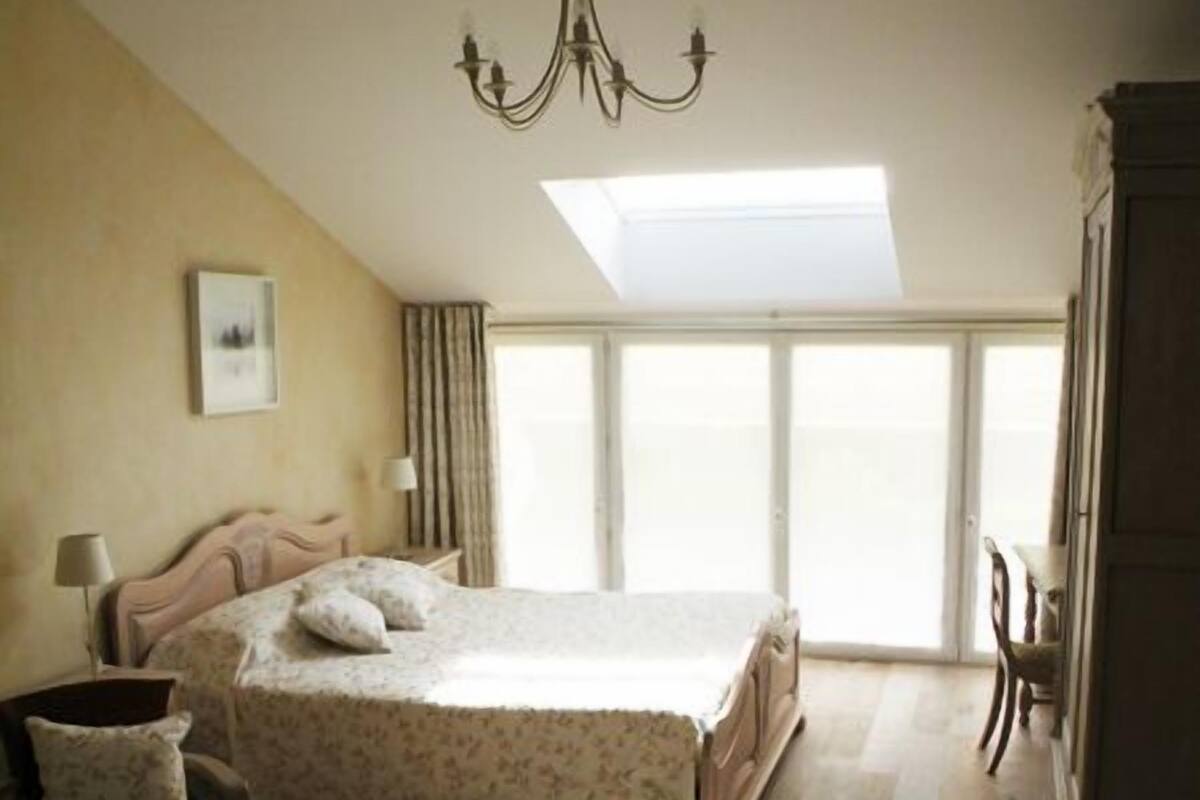 Family Room | Dihias secara berasingan, dilengkapkan perabot secara berasingan, meja