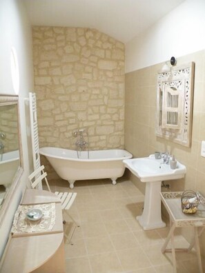 Family Room | Bathroom