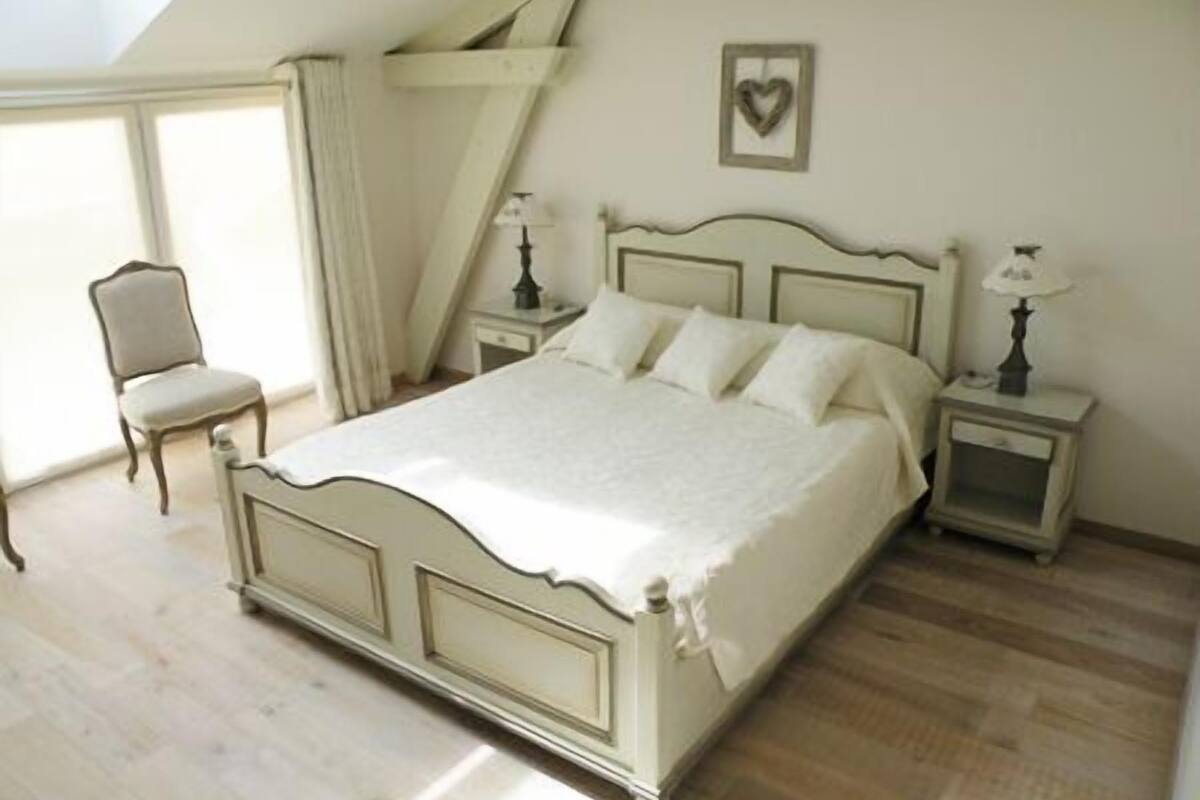 Double Room (Coeurs) | Dihias secara berasingan, dilengkapkan perabot secara berasingan, meja
