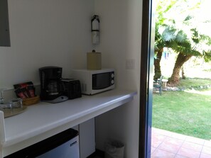 Jääkaappi, mikroaaltouuni, liesi, kahvin-/teenkeitin