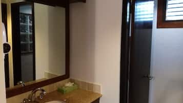 Dusche, kostenlose Toilettenartikel, Haartrockner, Handtücher