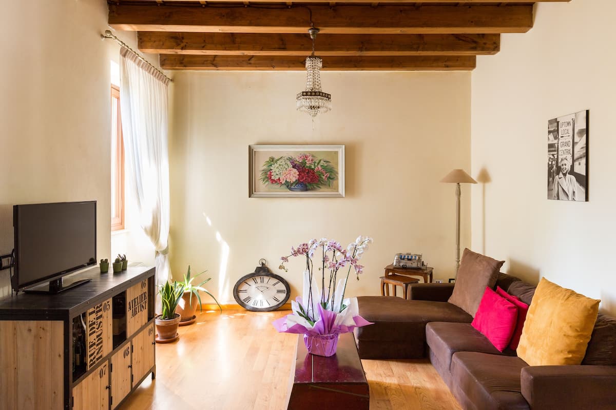 Appartement, uitzicht op binnenplaats | Woonruimte | Een 32-inch flatscreentelevisie met digitale zenders en een televisie