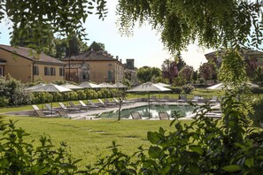 Outdoor pool, pool umbrellas, sun loungers - Villa Nichesola (Colognola ai Colli)