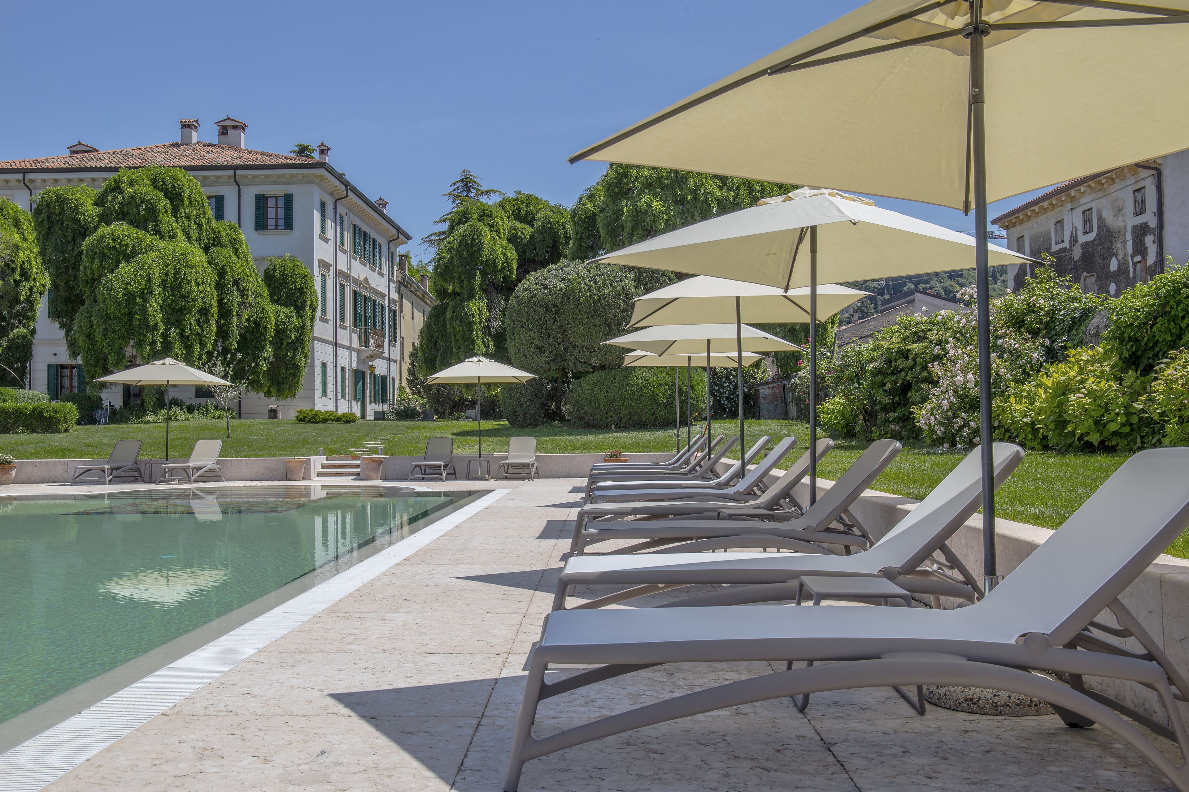 Außenpool, Sonnenschirme, Liegestühle