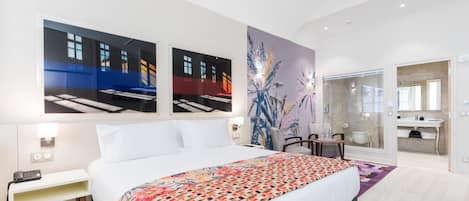 Junior suite | Luxe beddengoed, een minibar, een kluis op de kamer, geluiddichte muren