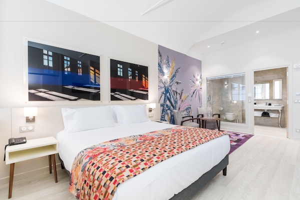 Junior-sviitti | Ylelliset vuodevaatteet, minibaari, tallelokero huoneessa, äänieristys