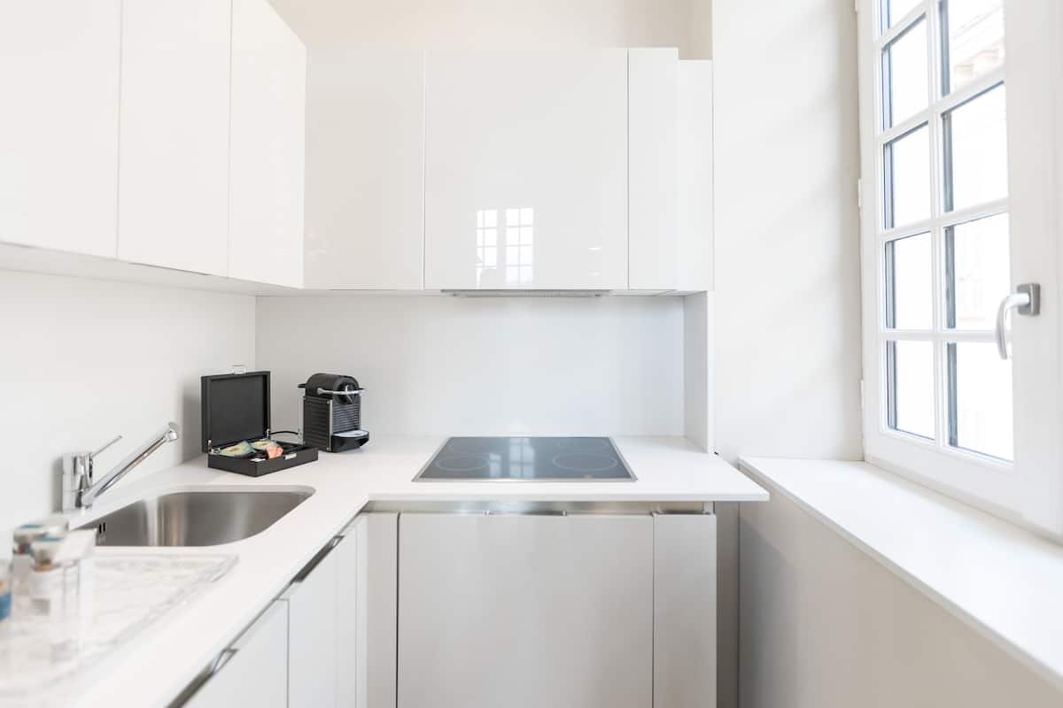 full-sized fridge, oven, coffee/tea maker, electric kettle